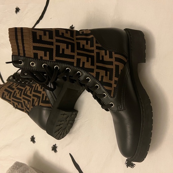 FENDI BOOTS WINTER 2022 COLLECTION - Picture 3 of 4